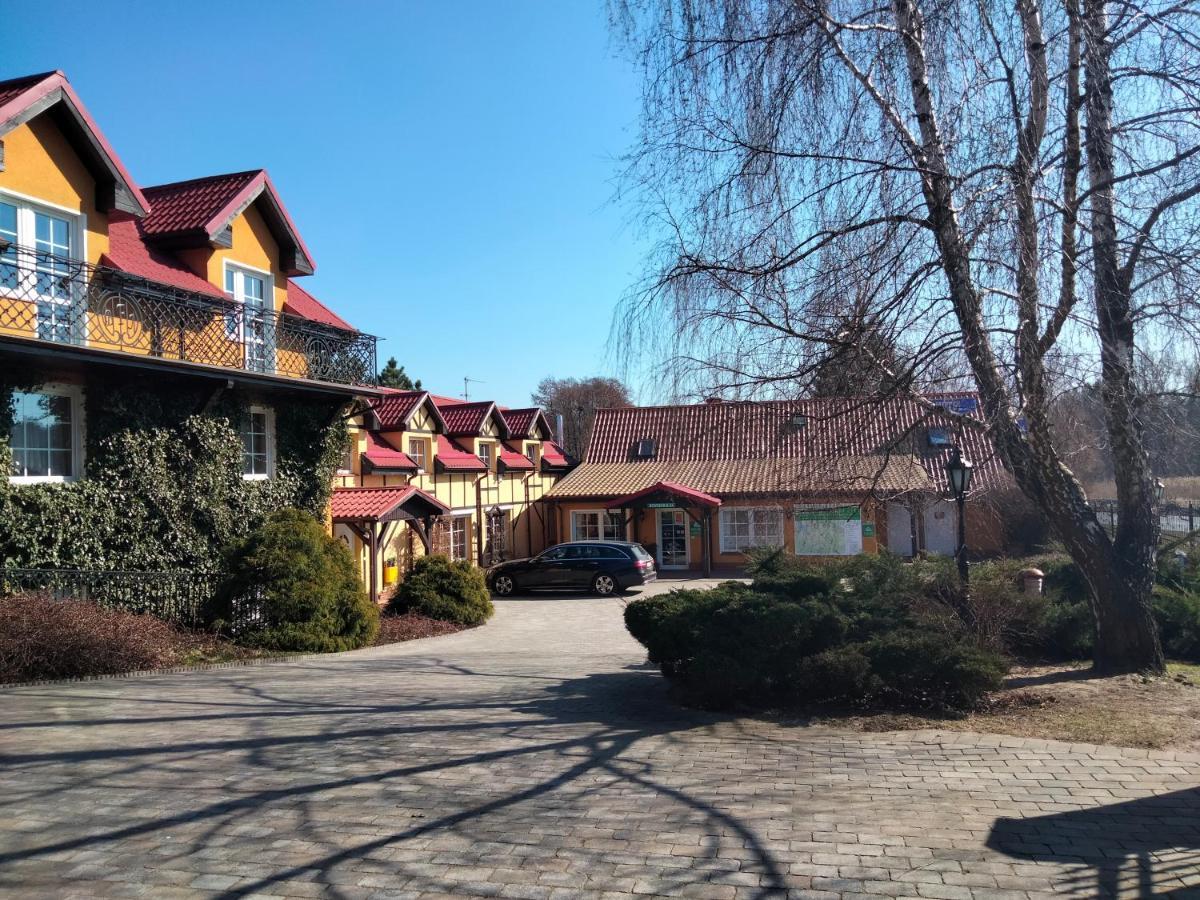 Zajazd Restauracja Machliny Exterior foto